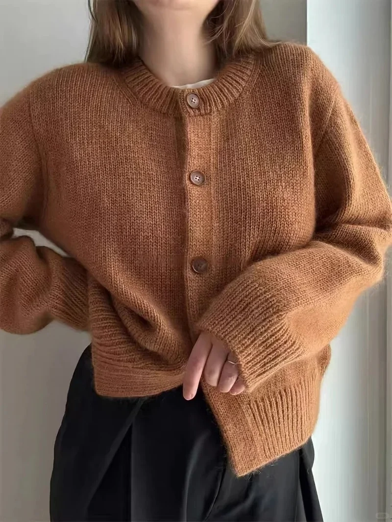 Thanh lịch với áo cardigan dệt kim cúc trước