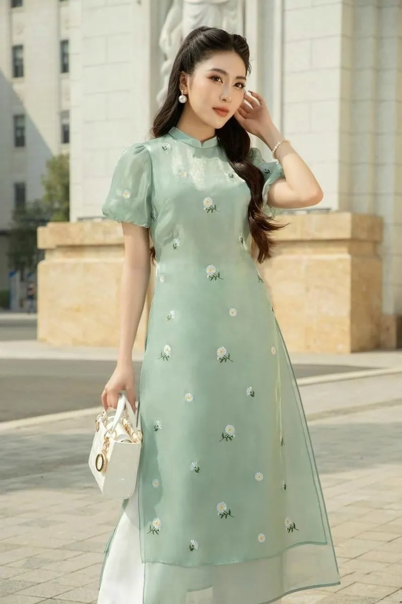 Khoảnh khắc áo dài 4 tà thướt tha đầy cuốn hút