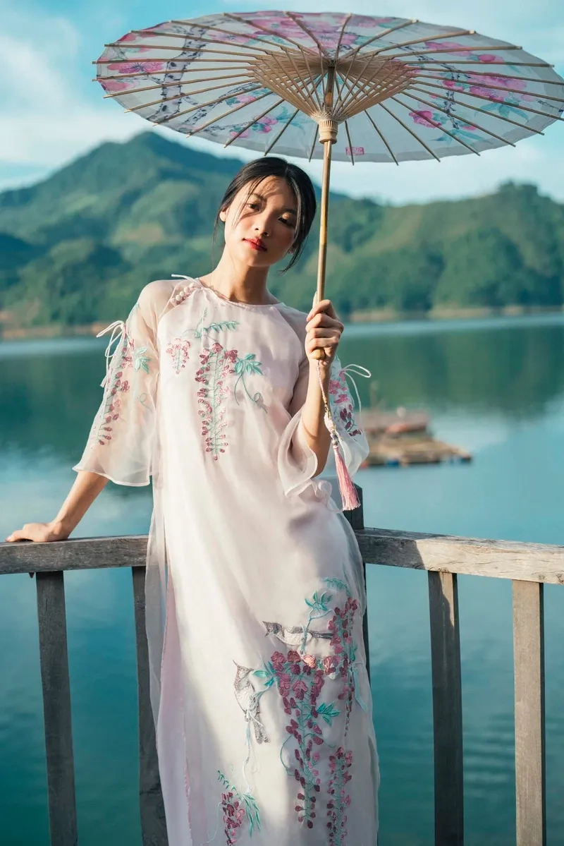 Mẫu áo dài cách tân đẹp nổi bật trong mọi khung hình