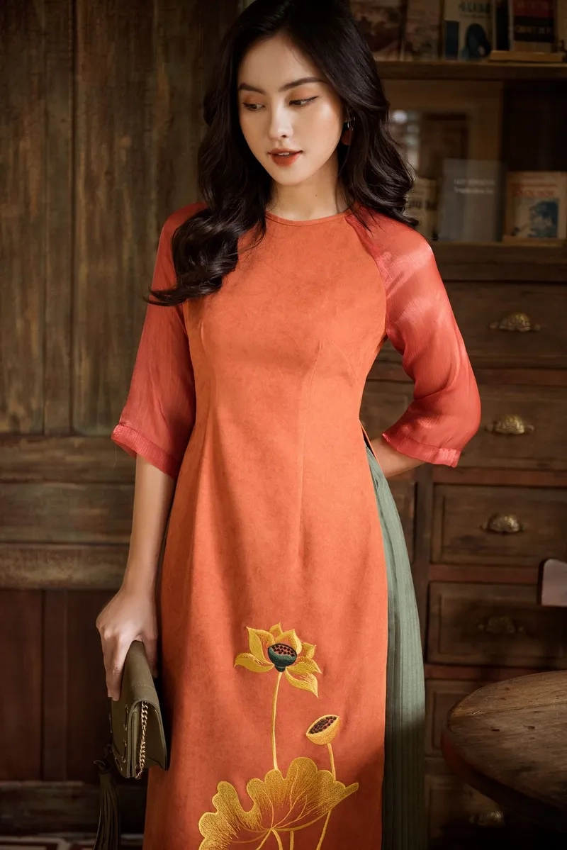 Điểm nhấn cao sang từ áo dài cổ tròn đính ngọc