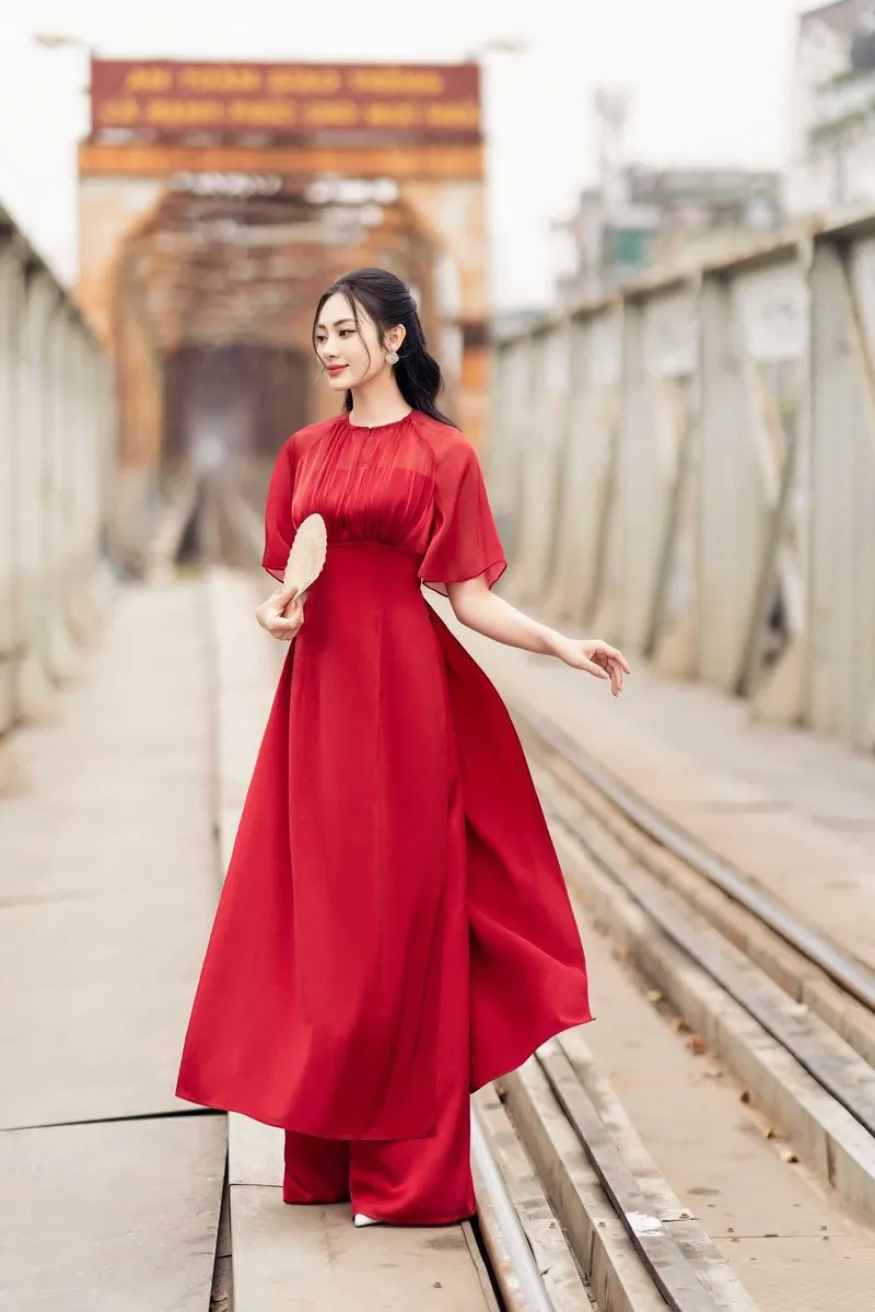 Thanh thoát dễ mặc với áo dài cổ tròn dáng suông