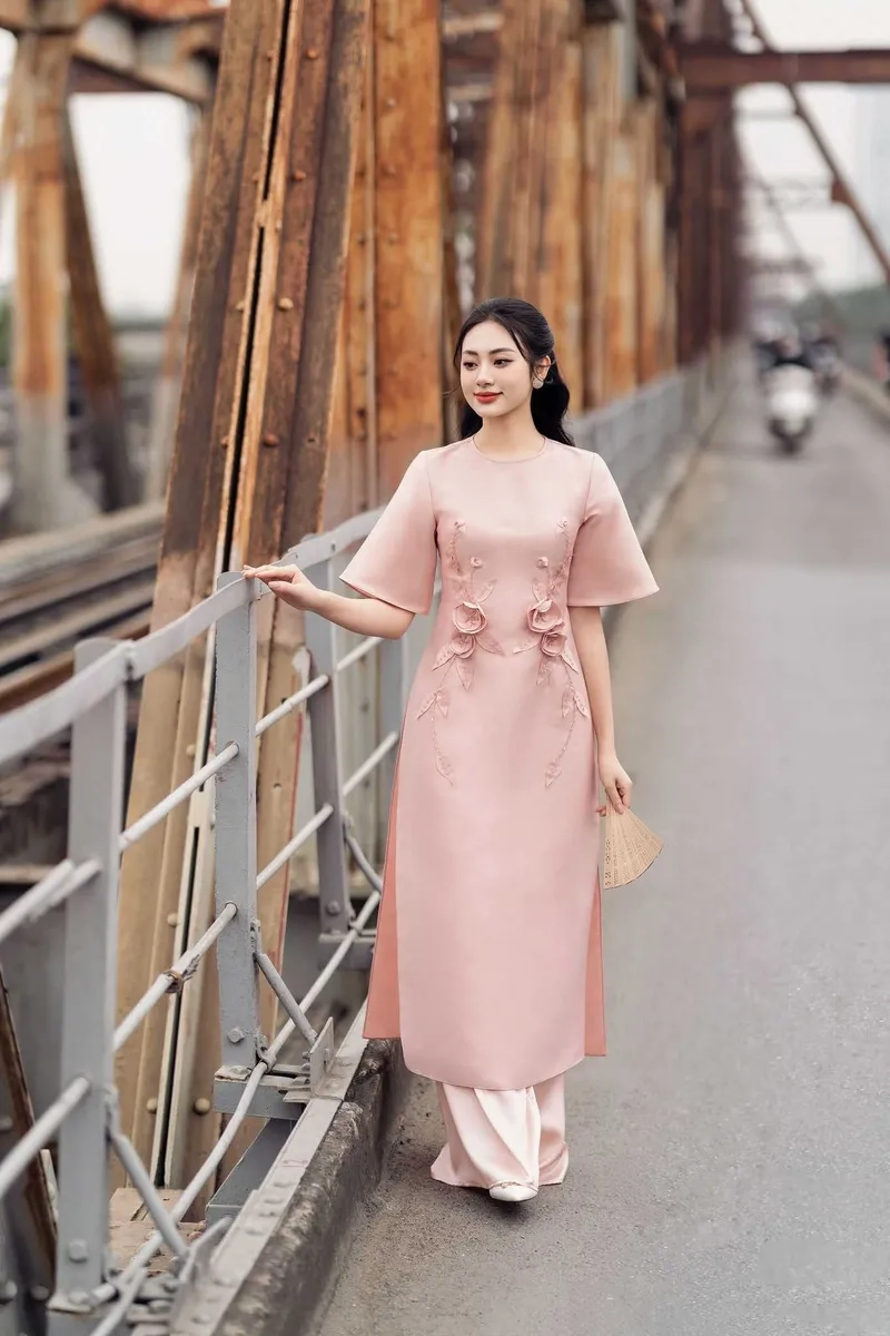 Sự giao thoa mới mẻ của áo dài cổ tròn hiện đại