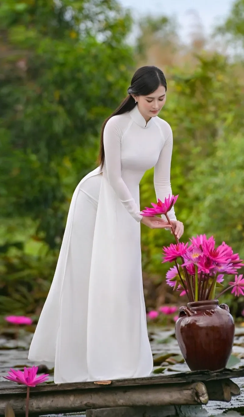 Thiết kế áo dài cổ trụ sang trọng cuốn hút