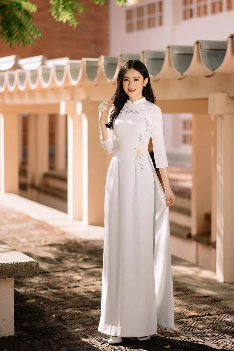 Áo dài dáng suông vải lụa mềm mại sang trọng
