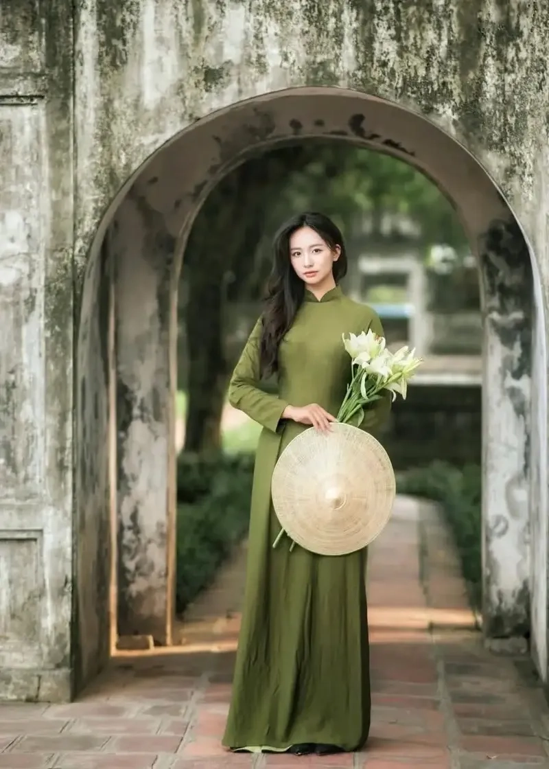 Áo dài dáng suông trung niên sang nhã nền nã