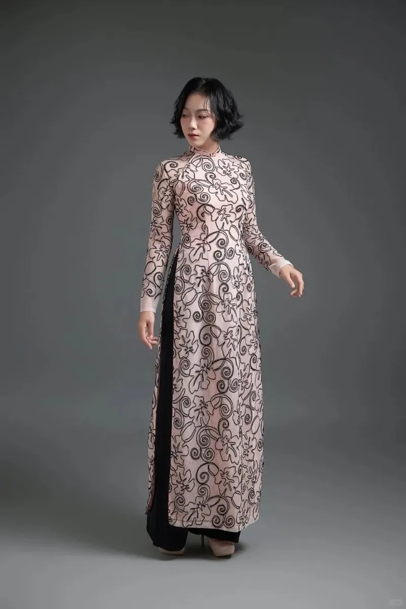 Áo dài dáng suông thêu hoa mềm mại nổi bật