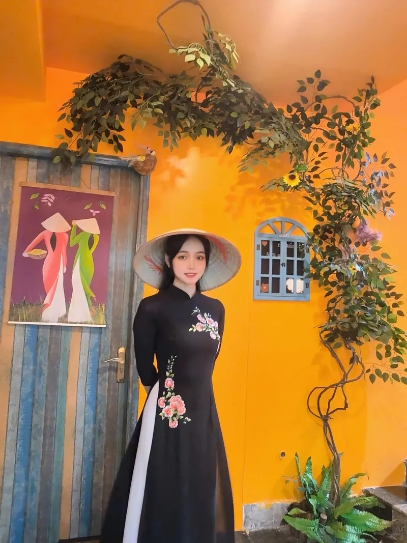 Áo dài dáng suông tết rạng rỡ may mắn đầu năm