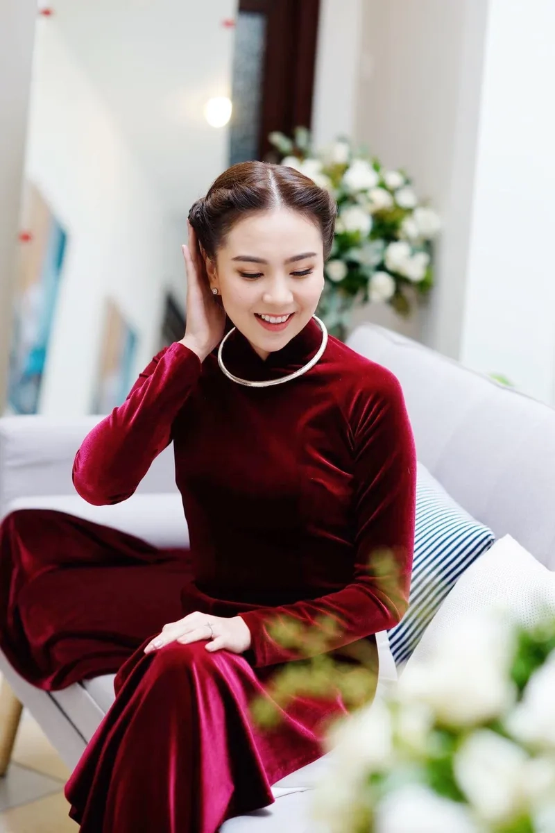 Sự tinh tế nổi bật từ áo dài đỏ thêu hoa