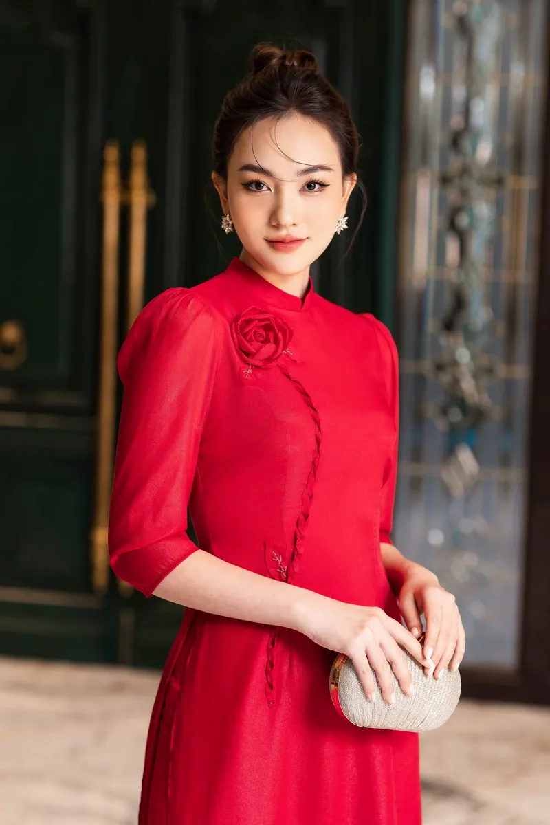 Thanh lịch và kín đáo cùng áo dài đỏ tay dài