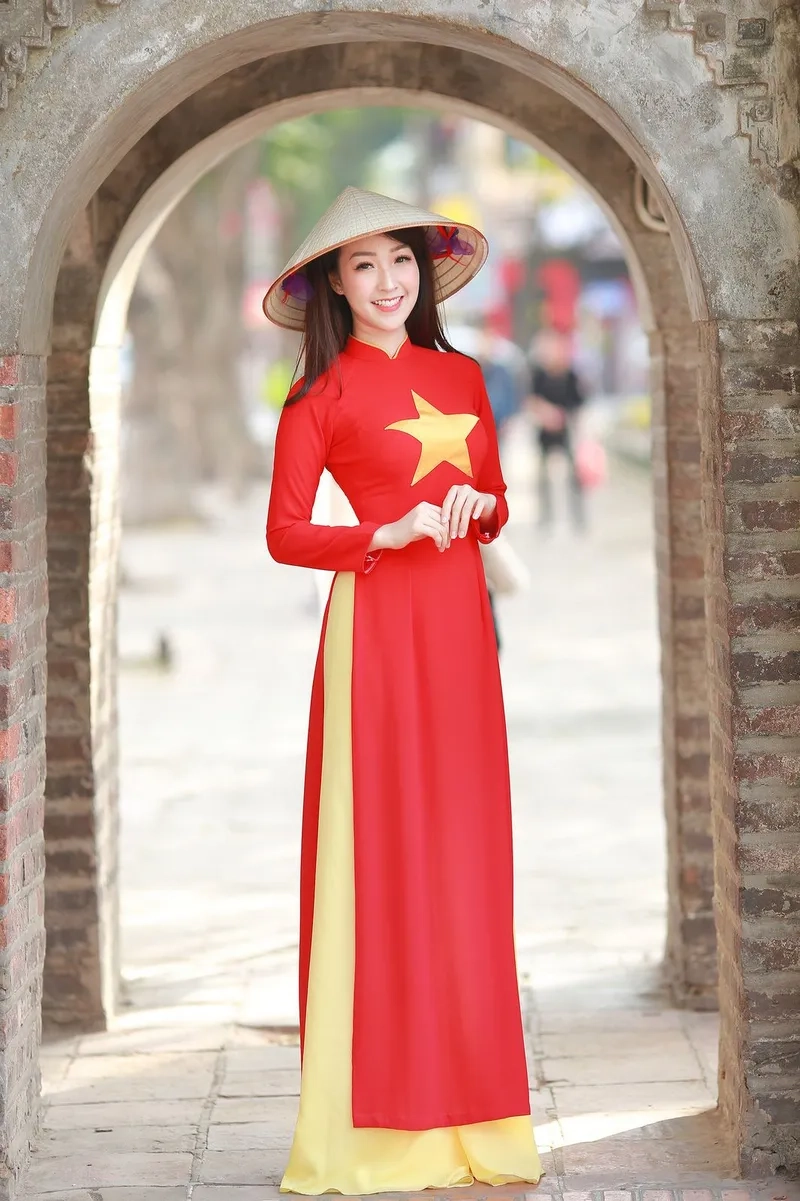 Trẻ trung duyên dáng với áo dài đỏ tay lửng
