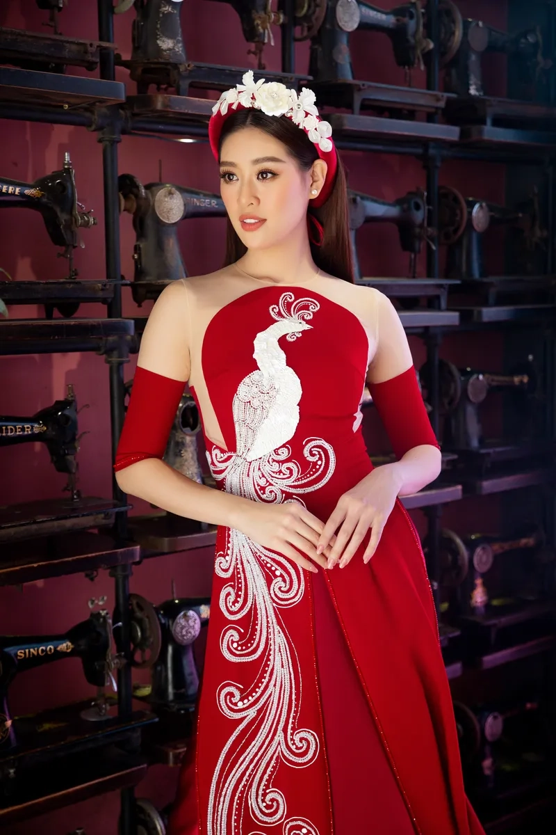 Nổi bật trong buổi tiệc với áo dài đỏ dự tiệc