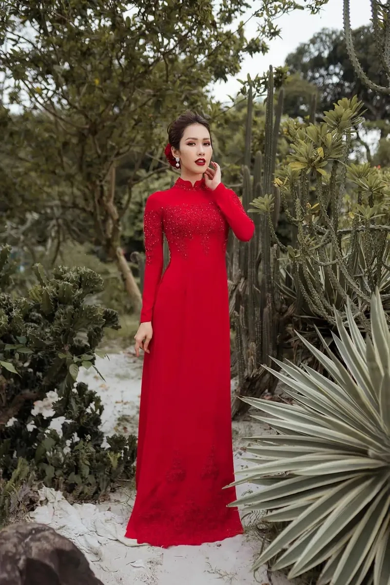Vẻ đẹp nổi bật của áo dài đỏ tôn dáng dịu dàng