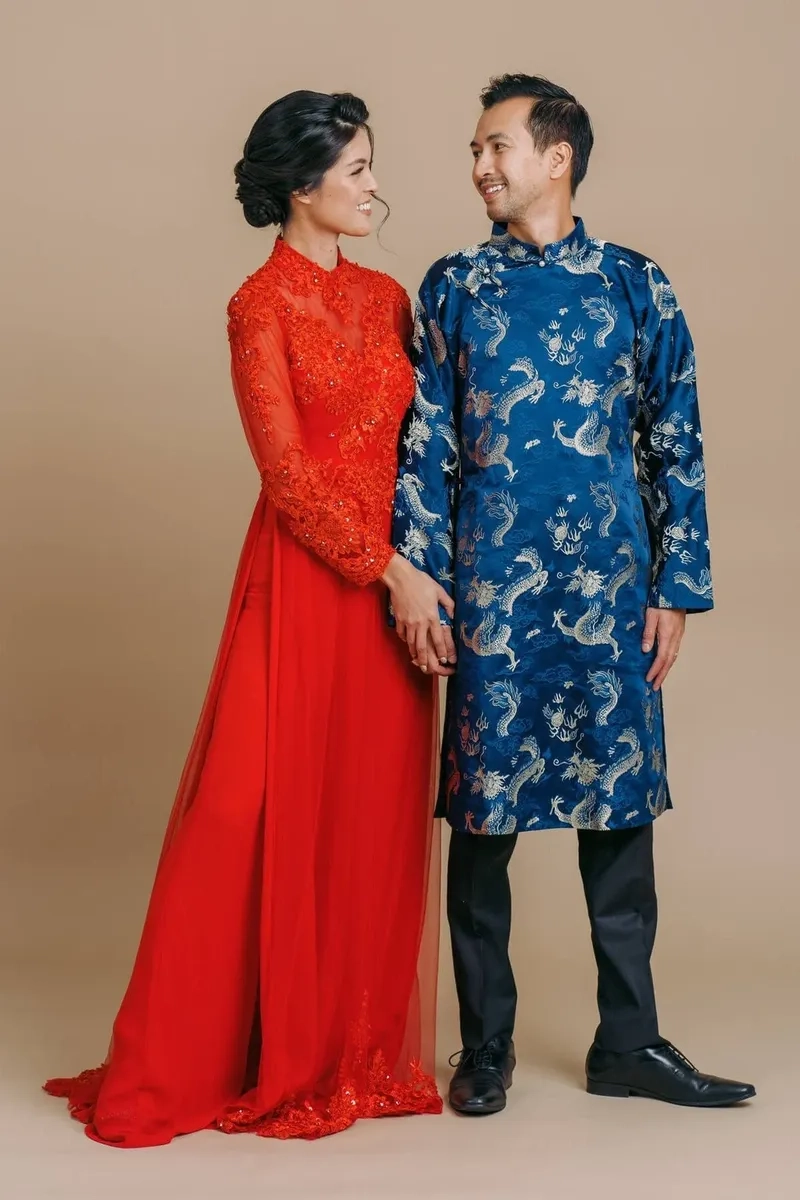 Khoảnh khắc sum vầy trong áo dài đôi gia đình