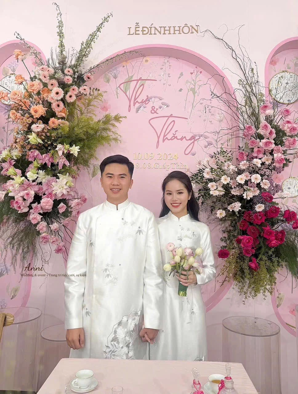 Áo dài gấm cặp cho biệt thự với bối cảnh kiến trúc sang trọng
