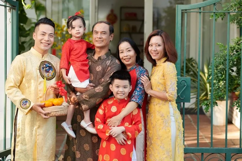 Khung hình thêm cảm xúc nhờ áo dài gia đình chụp ảnh