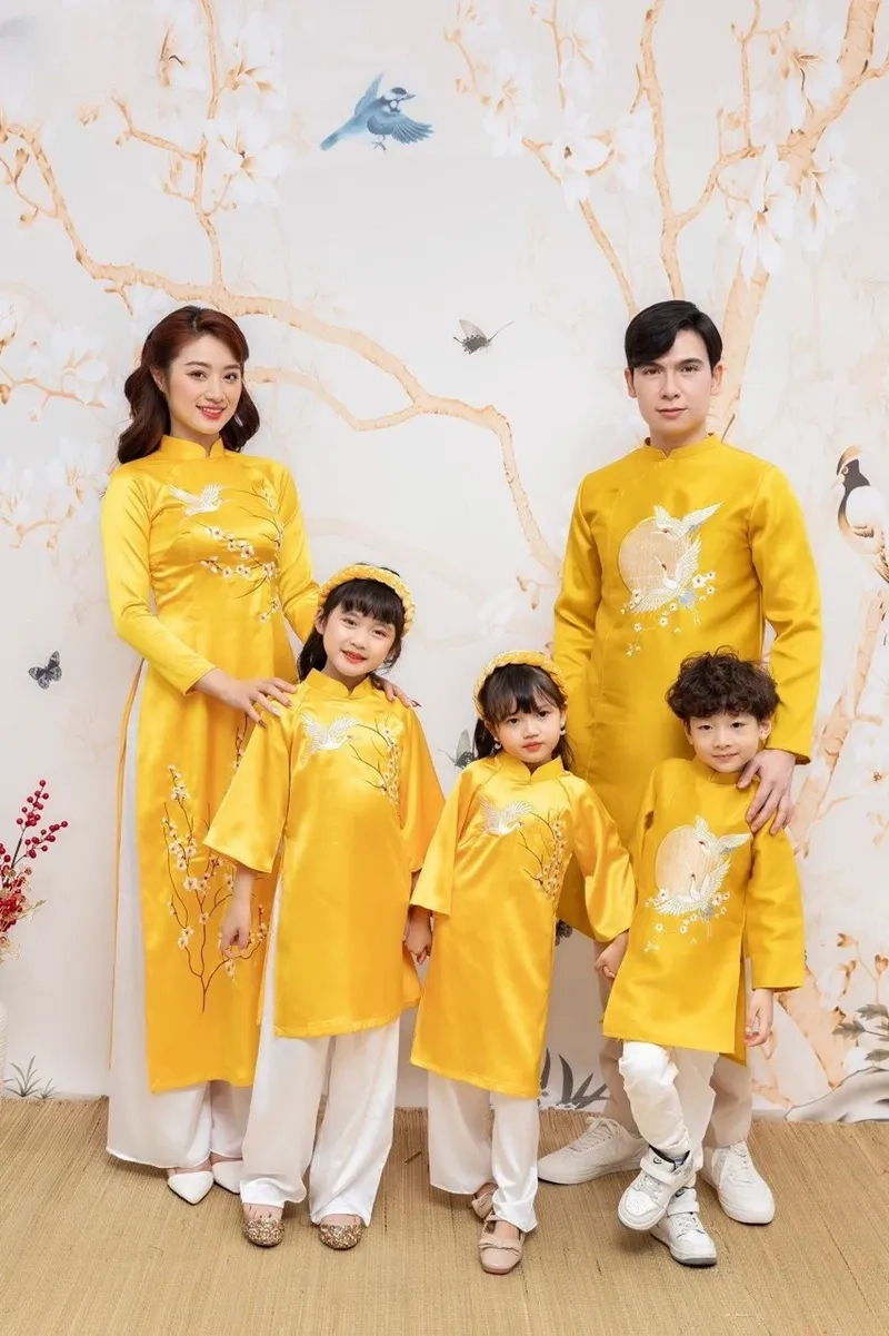 Hạnh phúc giản đơn trong áo dài gia đình cho bố mẹ và bé