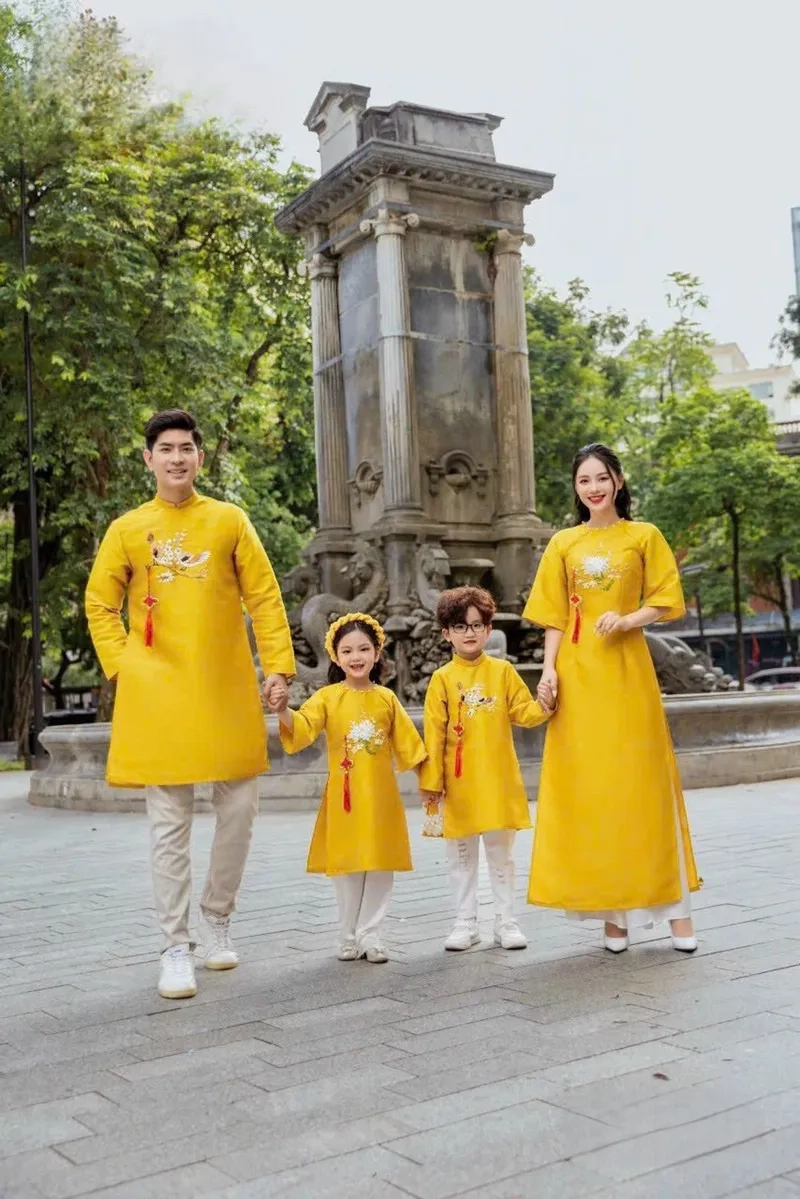 Họa tiết tinh xảo làm nổi bật áo dài gia đình họa tiết truyền thống