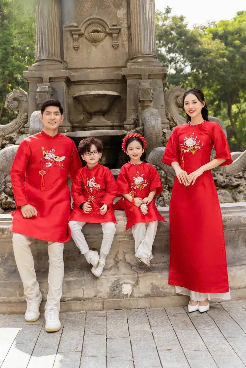 Sắc xuân rực rỡ cùng áo dài gia đình màu đỏ