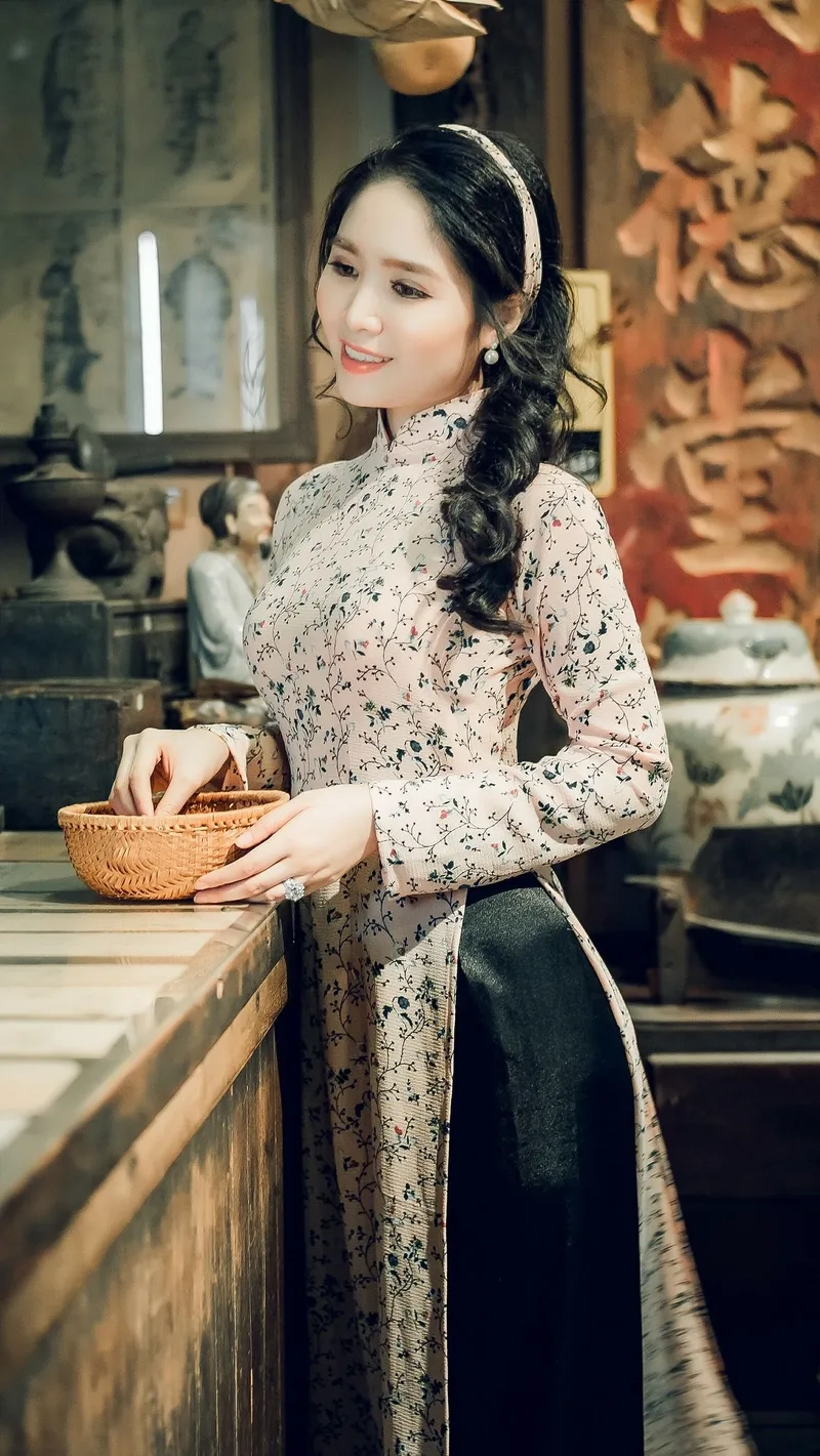Nét xưa tinh tế tỏa sáng cùng áo dài hoa nhí truyền thống