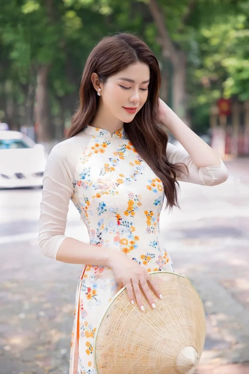 Thiết kế mềm mại hài hòa cùng áo dài hoa nhí cổ tròn