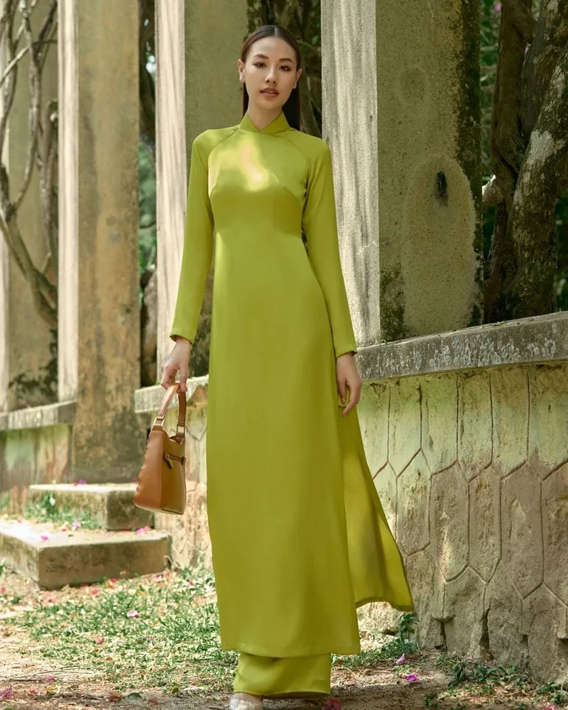 Thần thái quý phái với áo dài lụa sang trọng