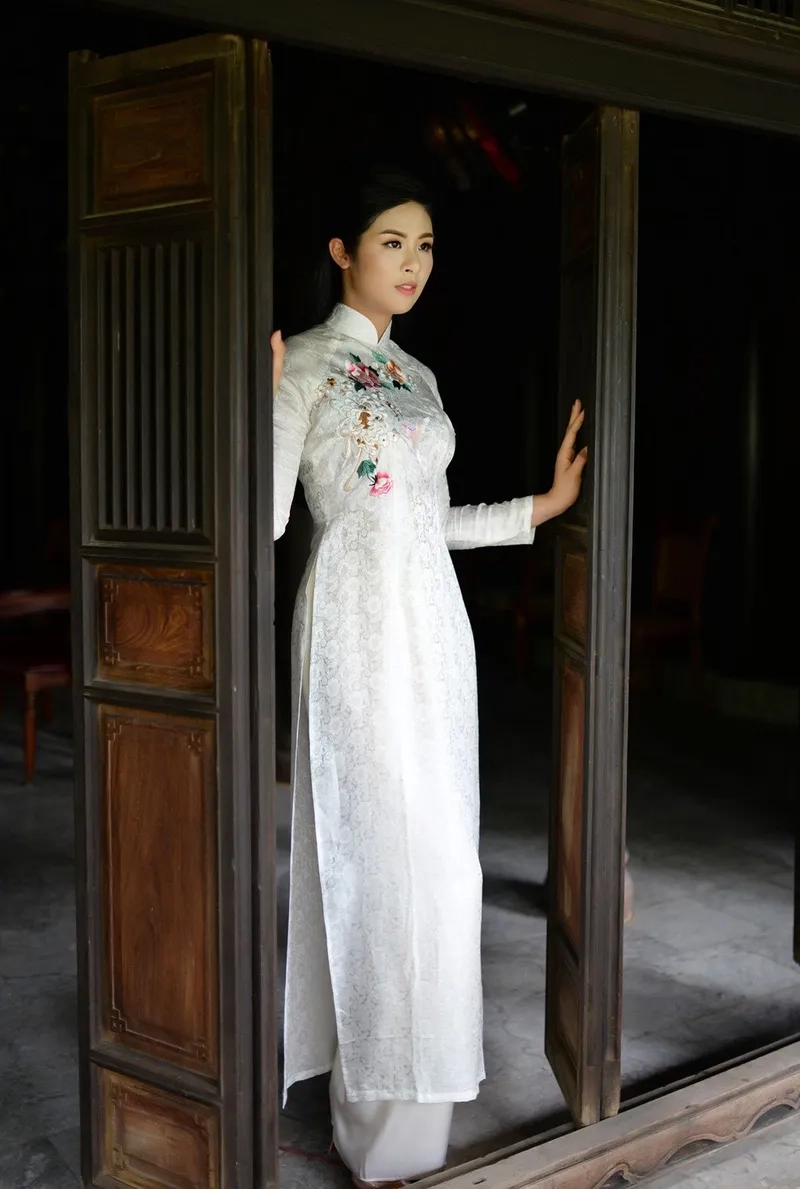 Vẻ đẹp nền nã của áo dài lụa trung niên