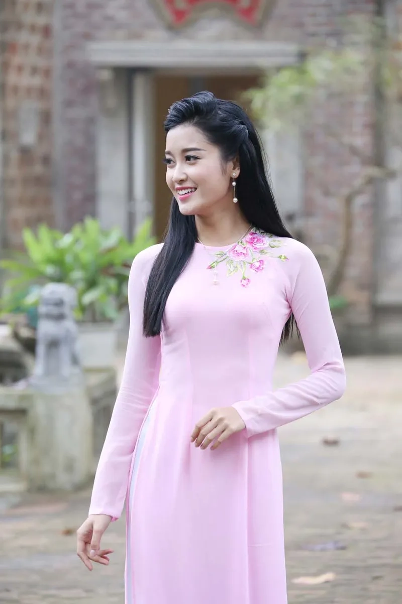 Vẻ đẹp dịu dàng của áo dài lụa tôn nét Việt