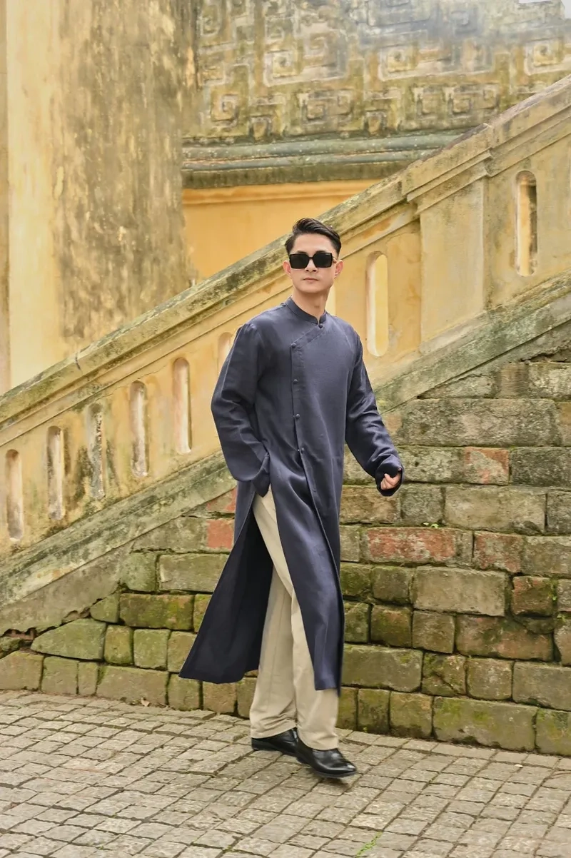 Họa tiết quyền uy tỏa sáng áo dài nam thêu rồng
