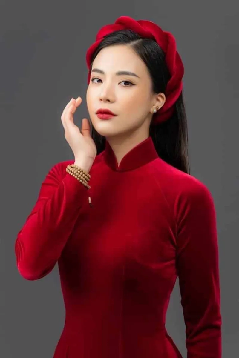 Khoảnh khắc trọng đại thêm đẹp với áo dài nhung cưới