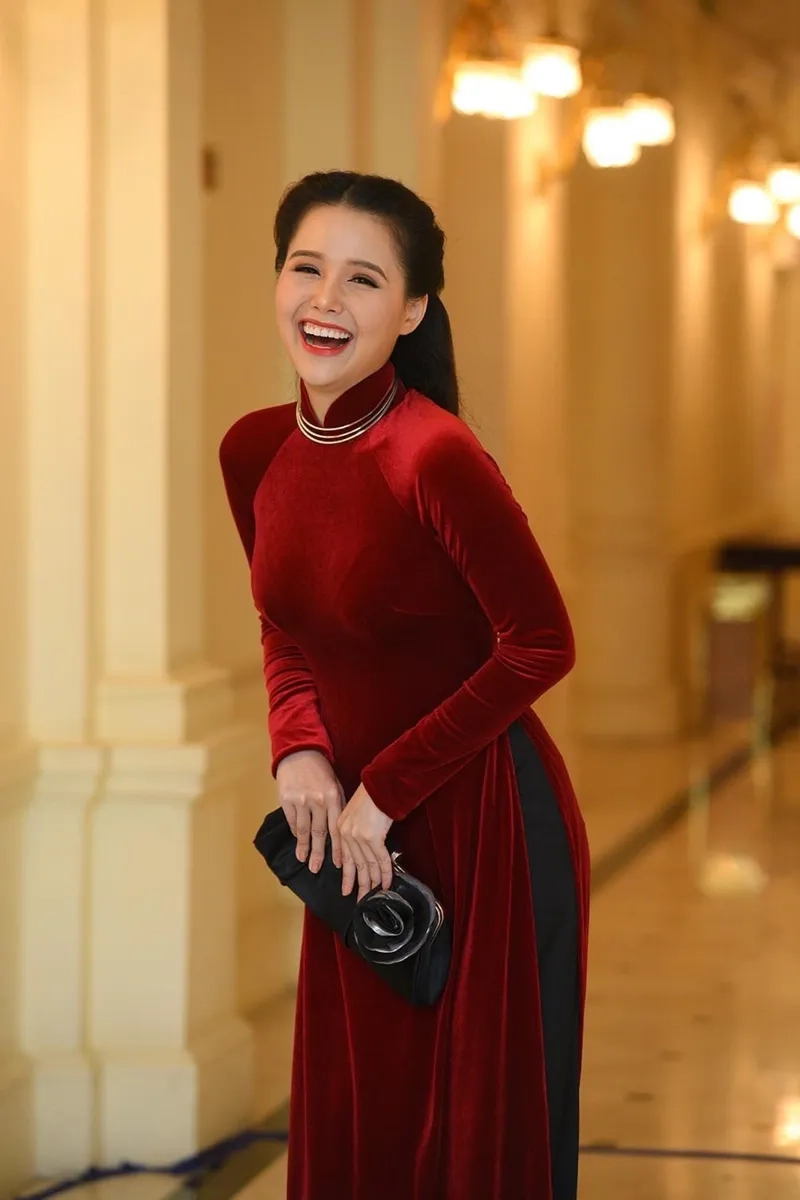 Sắc áo dài nhung đỏ nổi bật may mắn ngày tết