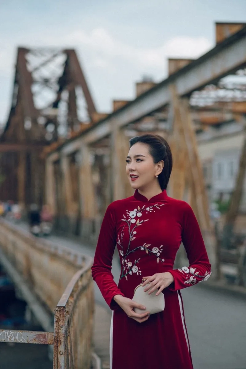 Áo dài nhung thêu tay thể hiện sự tỉ mỉ