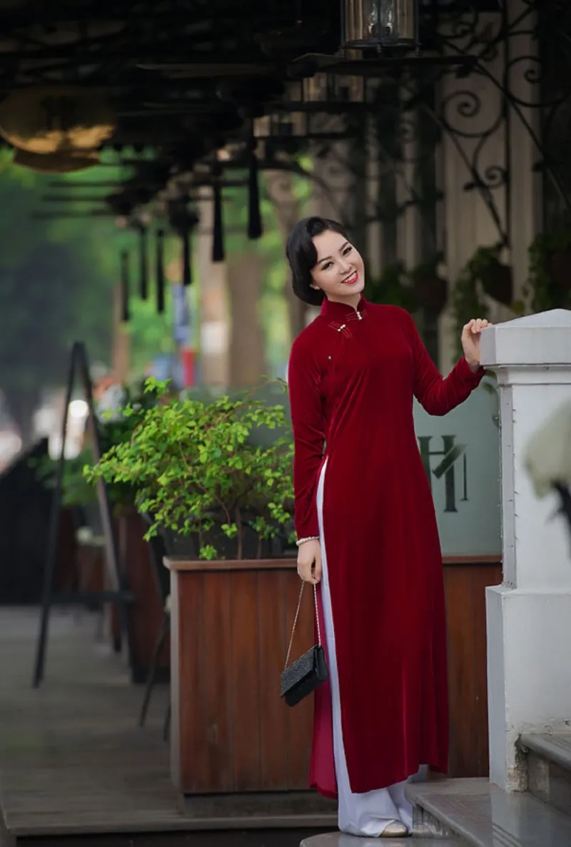 Áo dài nhung dài tay phù hợp thời tiết se lạnh