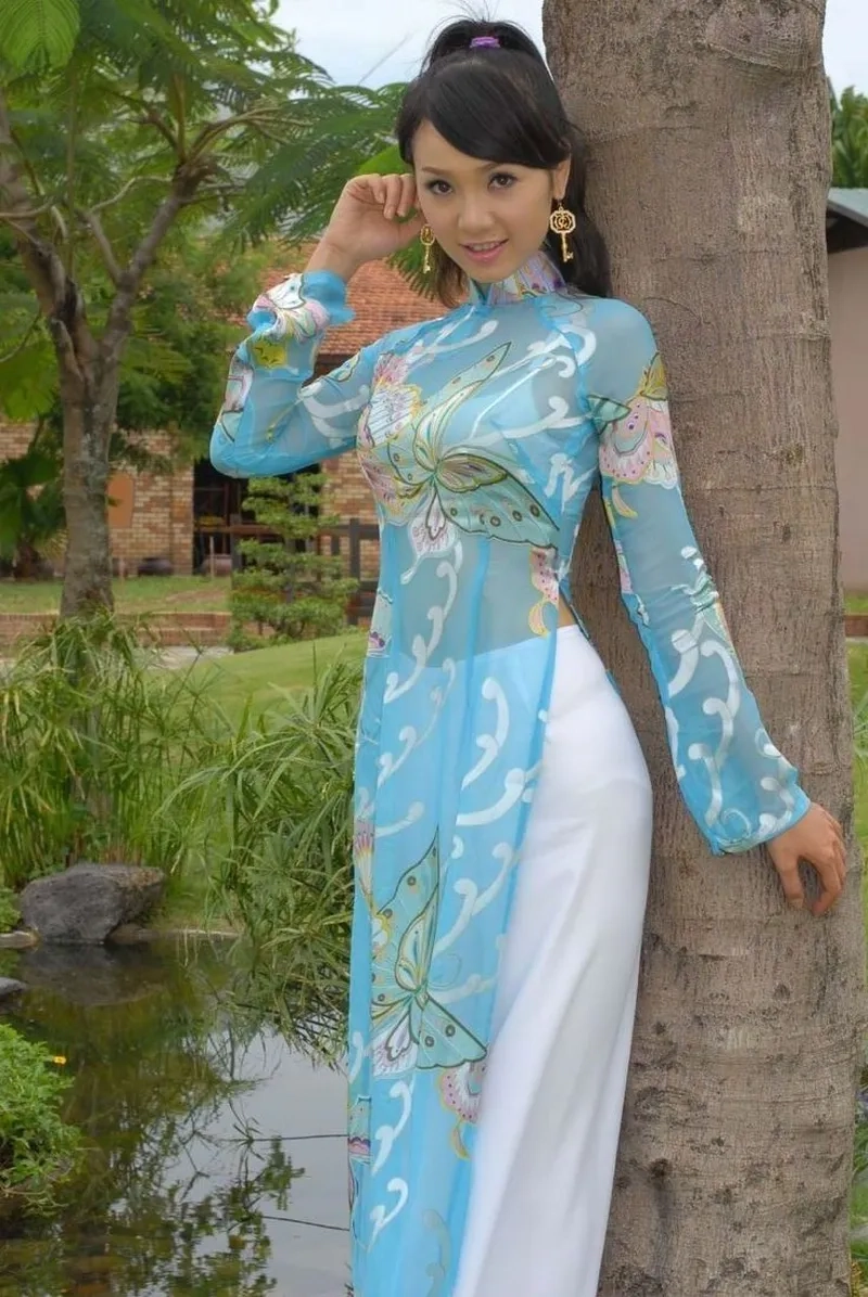 Tôn đường cong quyến rũ cùng áo dài nữ ôm body