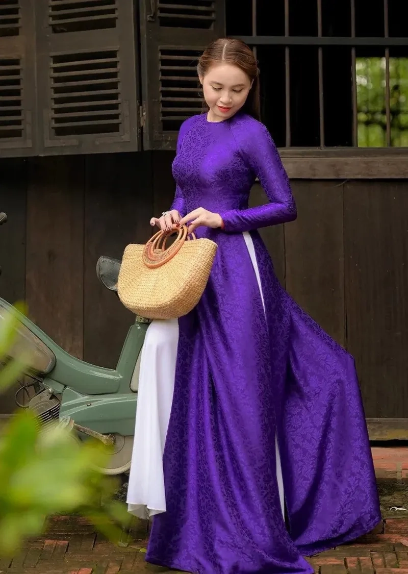 Không khí xuân tràn ngập với áo dài nữ tết