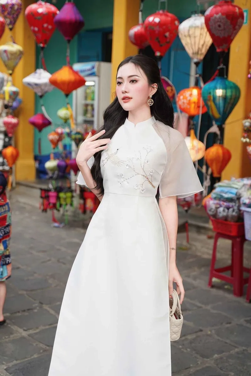 Hơi thở thời trang lan tỏa qua áo dài tay lỡ hiện đại