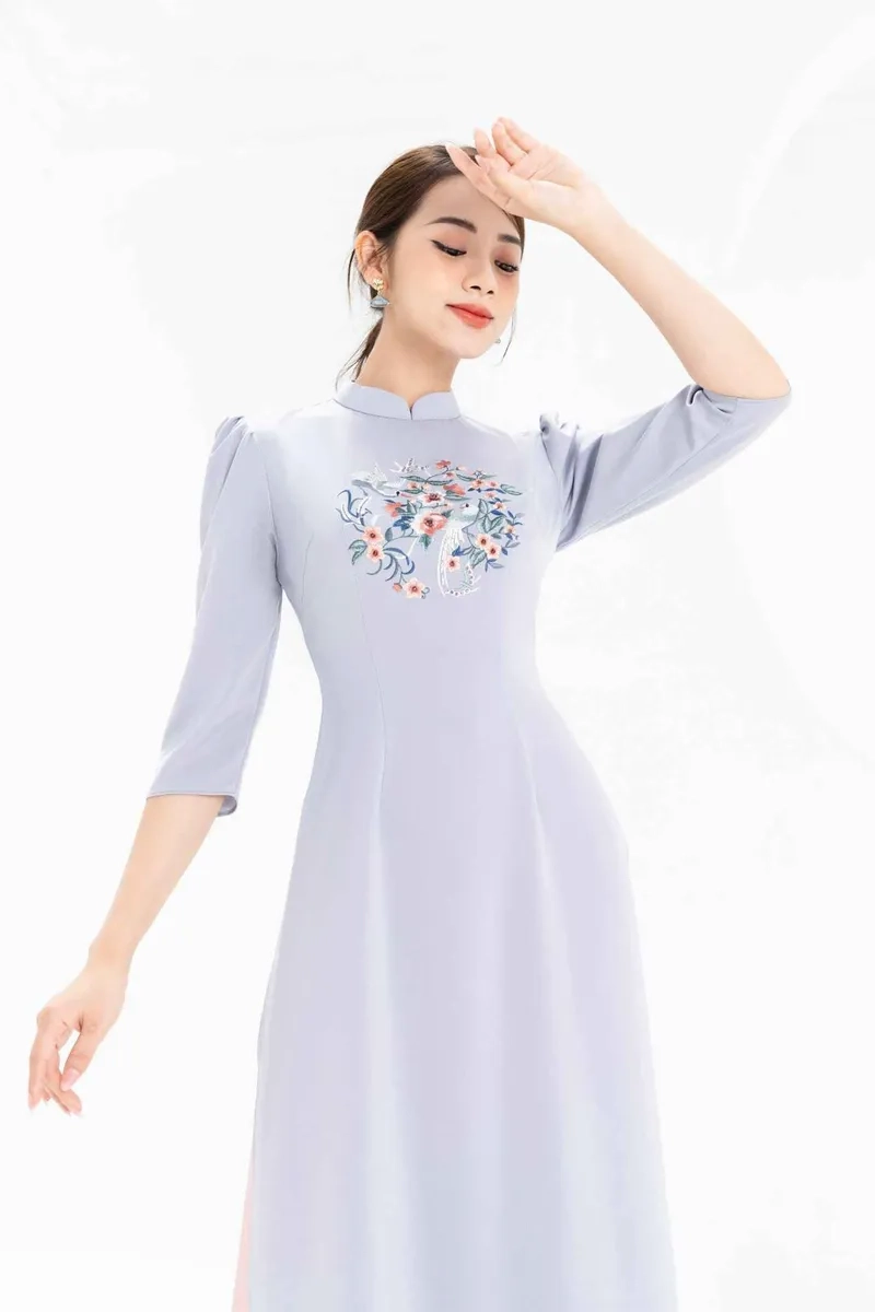 Họa tiết tinh xảo làm nổi bật áo dài tay lỡ thêu hoa