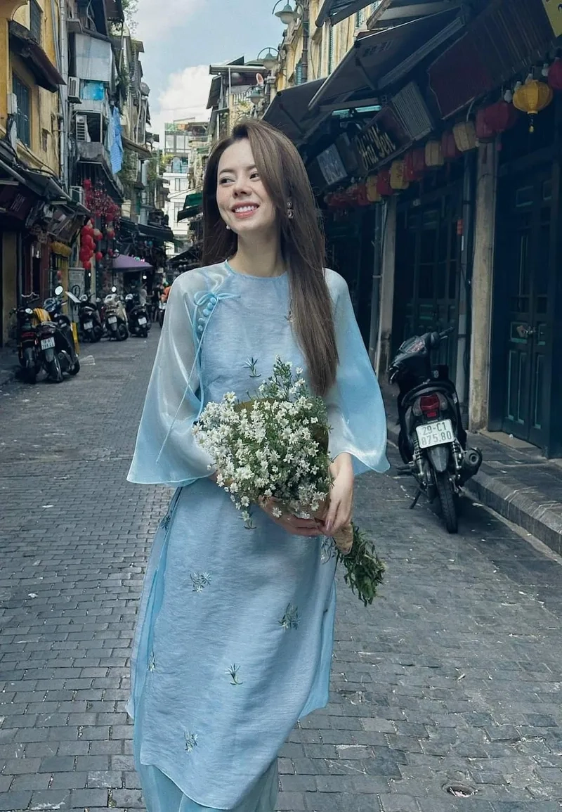 Hình ảnh chuẩn mực thanh tao với áo dài tay lỡ cho giáo viên