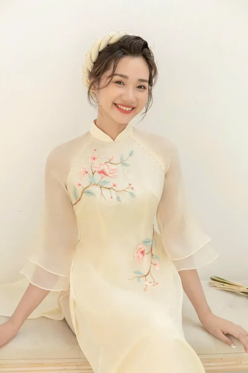 Không gian trang nghiêm thêm đẹp áo dài tay lỡ đi lễ