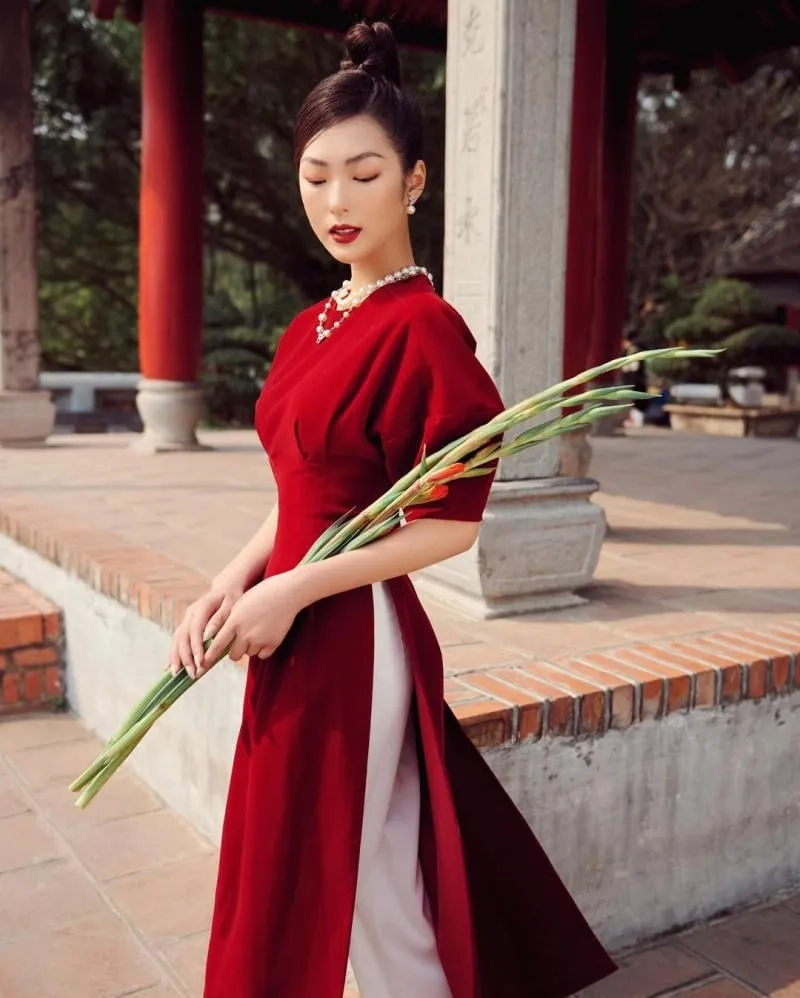 Sự kín đáo sang trọng của áo dài tay phồng cổ cao