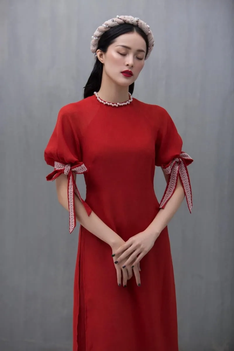 Tôn đường nét mềm mại với áo dài tay phồng form dáng đẹp
