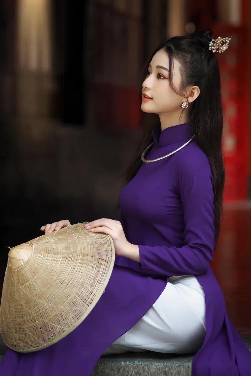 Phong thái xưa thanh lịch cùng áo dài tím truyền thống
