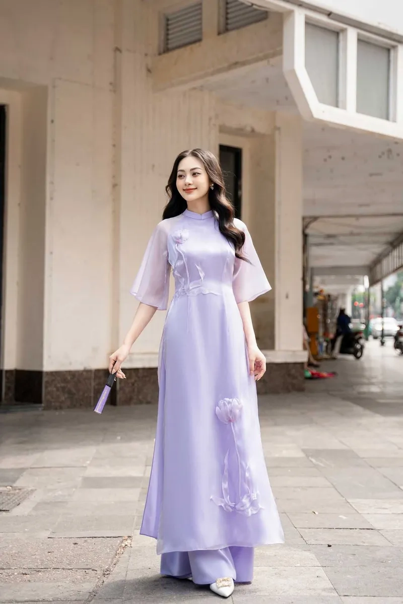 Chất liệu mềm rũ sang trọng của áo dài tím lụa