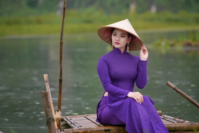 Cảm giác bay bổng nhẹ nhàng với áo dài tím voan
