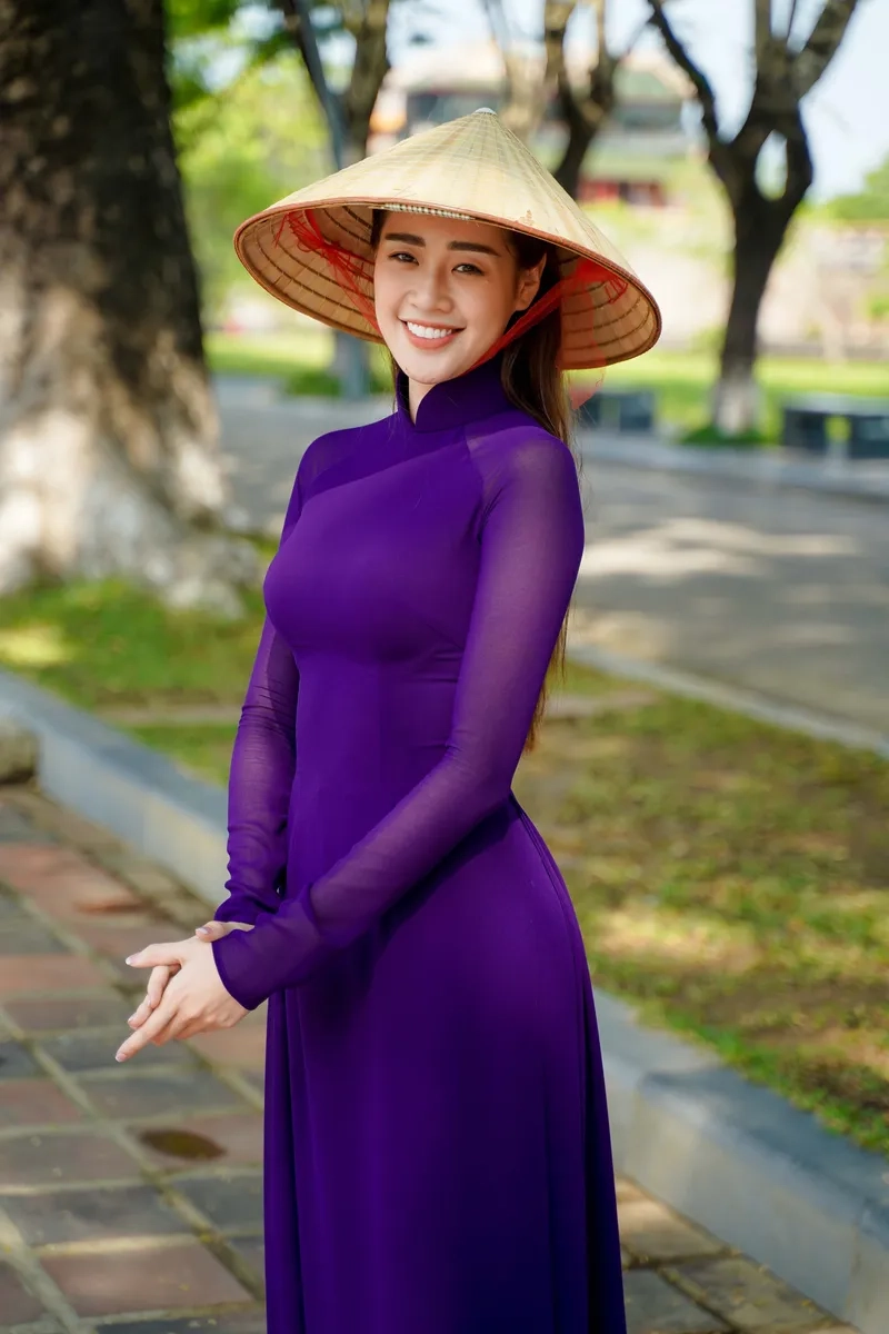 Sắc tím dịu hiền tạo nên áo dài tím nền nã