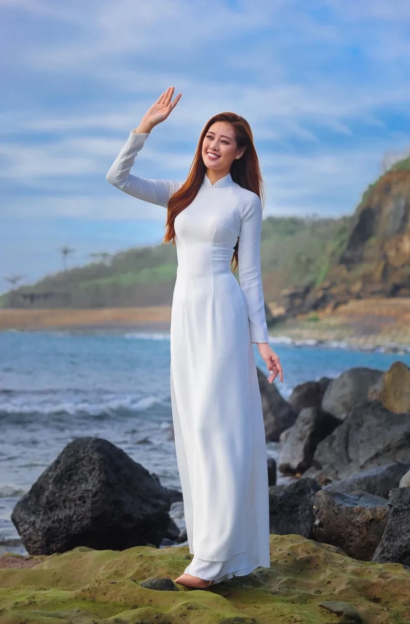 Áo dài trắng tinh khôi mang vẻ đẹp trong veo