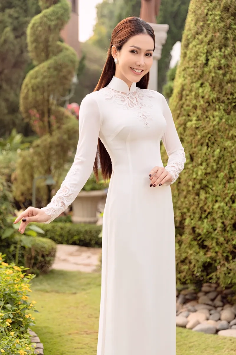 Diện áo dài trắng dự lễ tạo nét trang nhã