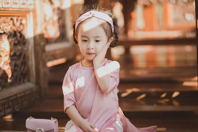 Trang phục chỉnh chu cùng áo dài trẻ em đi lễ