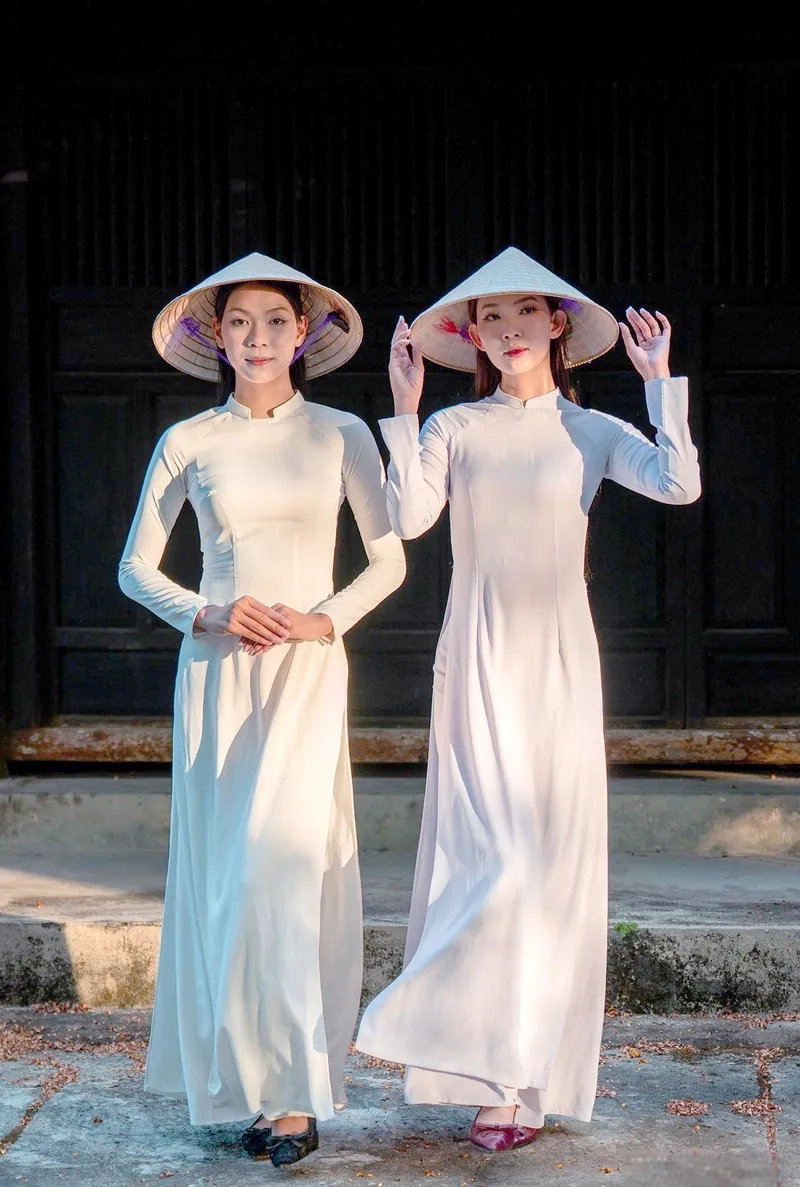 Thiết kế áo dài truyền thống tay dài thanh lịch