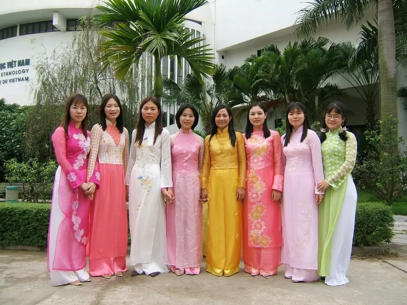 Vẻ đẹp áo dài truyền thống Việt Nam tôn nét xưa