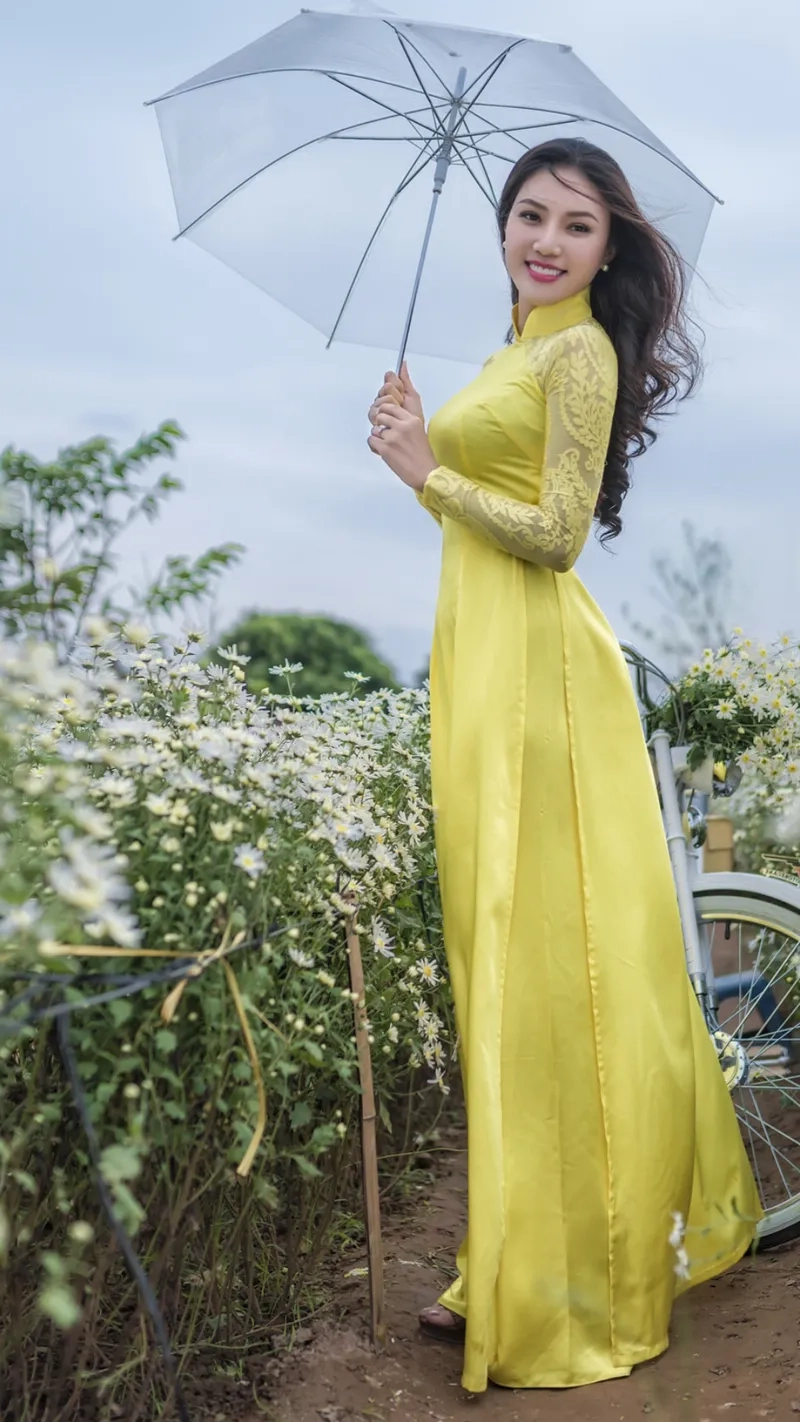 Vẻ đẹp áo dài vàng sang trọng thu hút mọi ánh nhìn
